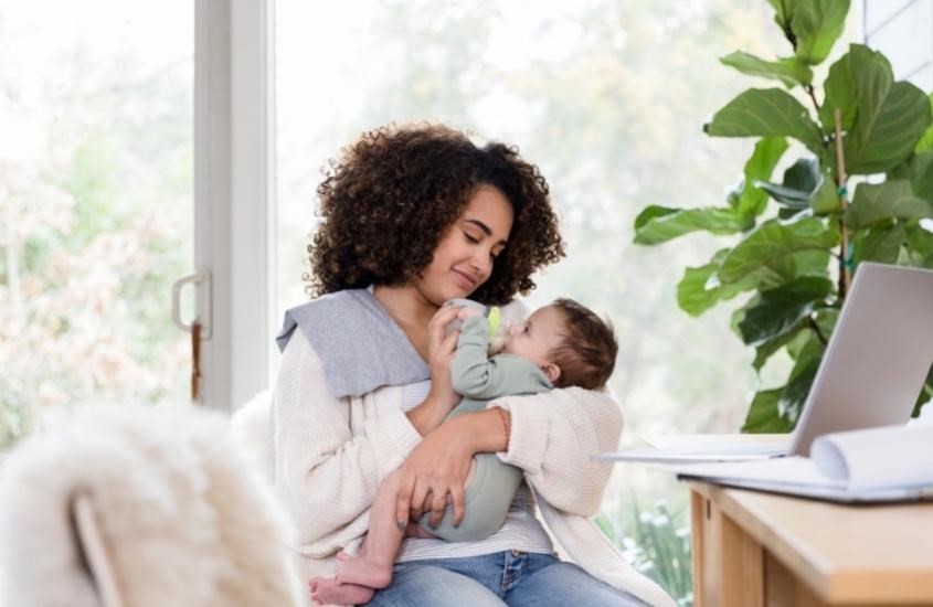 Pha sữa và bột ăn dặm trong bình 