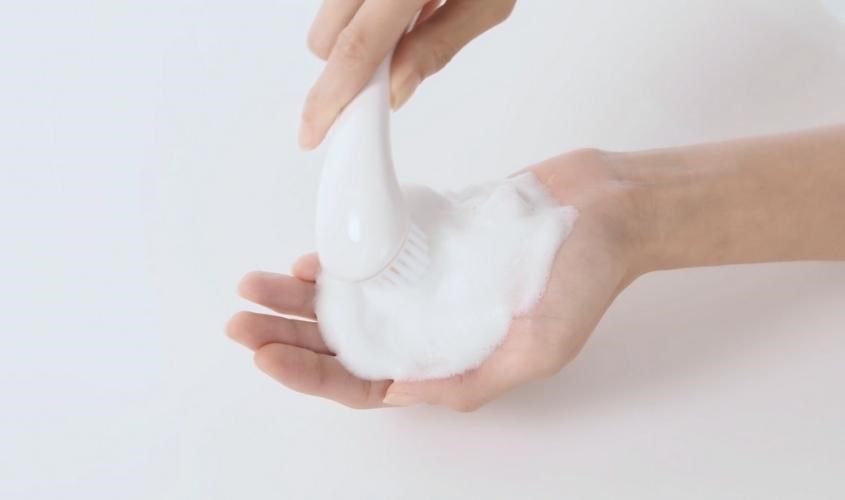 Xoay tròn cọ để tạo bọt Xoay tròn cọ để tạo bọt