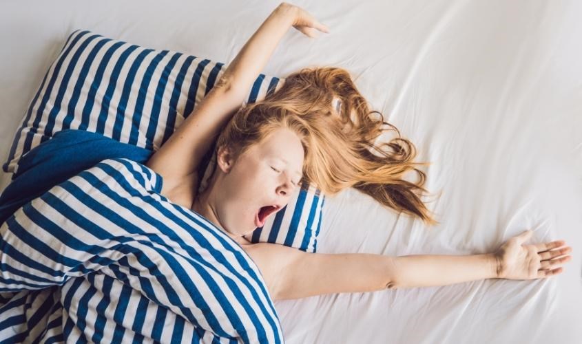 Ngủ đủ giấc để ngăn ngừa mụn ẩn trên da