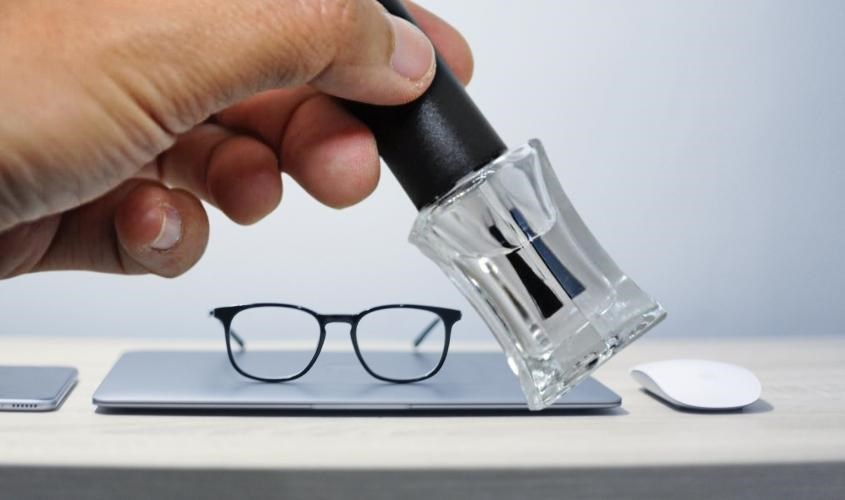 Dùng sơn móng tay trong suốt để làm mờ các vết xước trên mắt kính