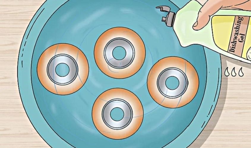 Ngâm vòng bi vừa tháo trong xăng hoặc các dung dịch vệ sinh chuyên dụng