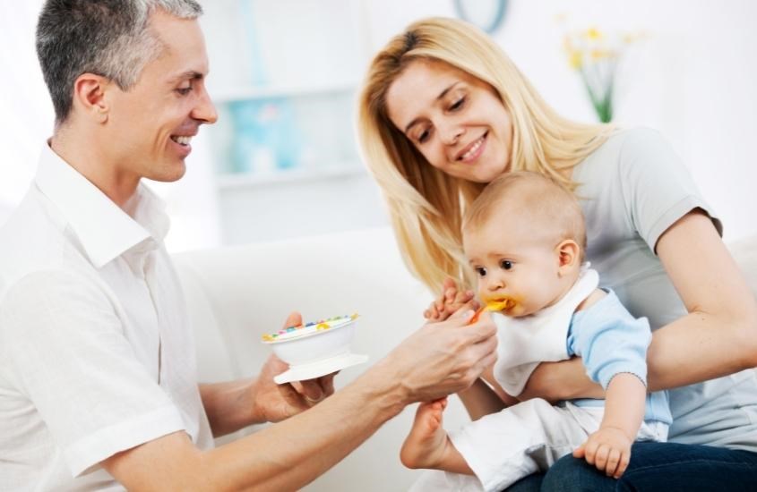 Pha sữa và bột ăn dặm ra tô