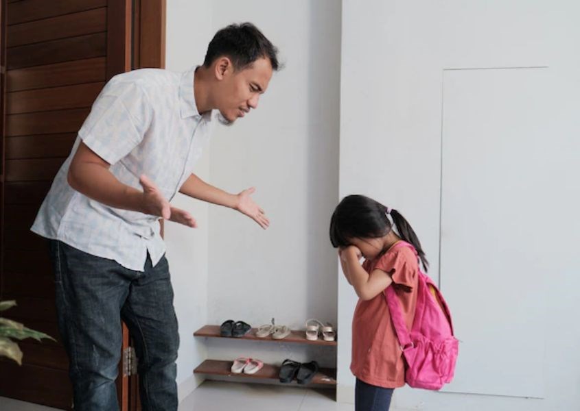 Cha mẹ không nên đánh và dọa nạt trẻ. Nguồn từ freepik