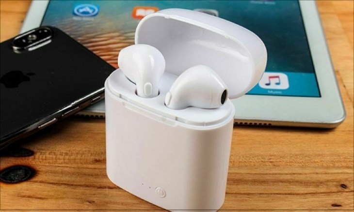 Tai nghe được đặt đúng trong hộp sạc 