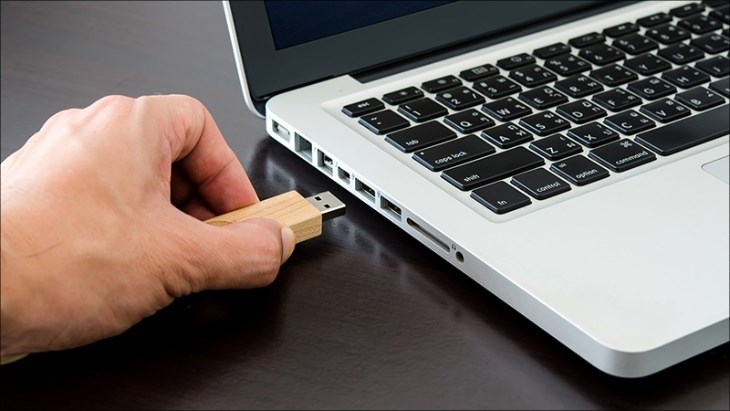 Bạn kết nối USB có đủ dung lượng với MacBook