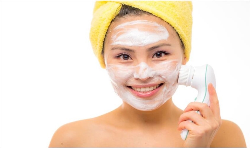 Máy rửa mặt là dụng cụ giúp làm sạch da mặt chuyên sâu hơn.