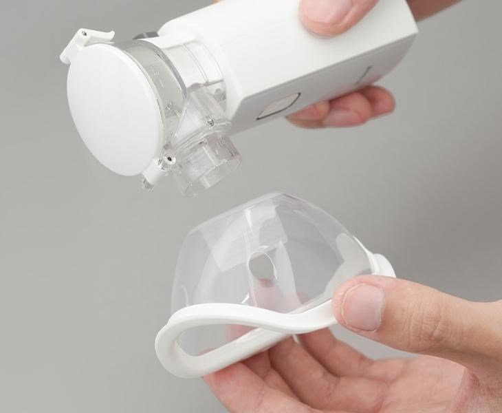 Máy xông khí dung cầm tay Yuwell M103 có hai mặt nạ với thao tác tháo lắp dễ dàng, phù hợp cho cả người lớn và trẻ nhỏ