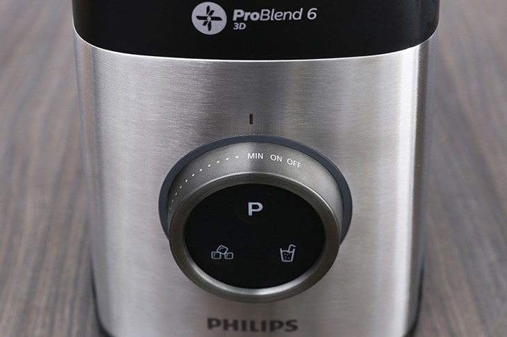 Máy xay sinh tố Philips HR3652 được trang bị núm xoay điều chỉnh, giúp điều khiển tốc độ xay dễ dàng hơn