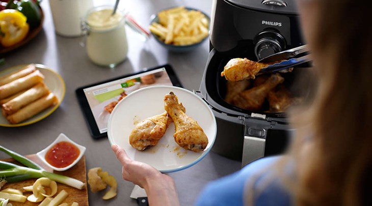 Rổ chiên và khay của nồi chiên không dầu Philips HD9745 đều có thể tháo rời dễ dàng và vệ sinh bằng máy rửa chén sau khi nấu nướng