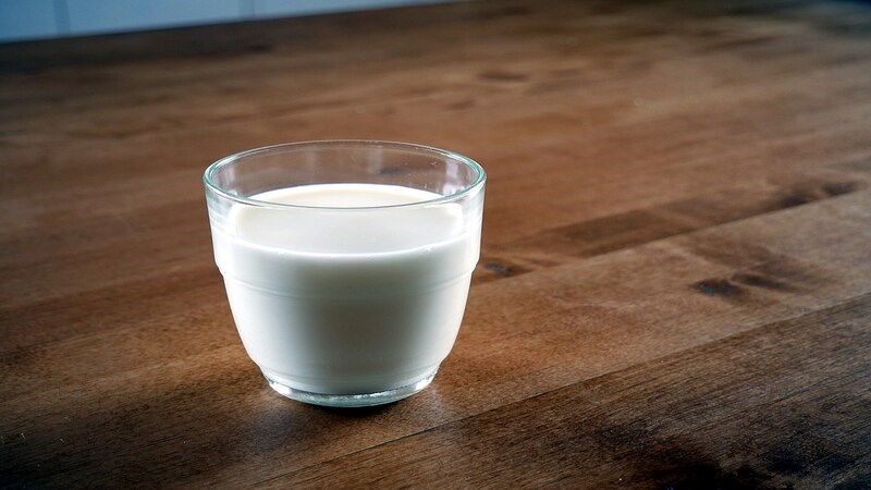 Uống sữa ấm với bột nghệ có thể giúp khắc phục các vấn đề liên quan đến chứng nghiến răng khi ngủ