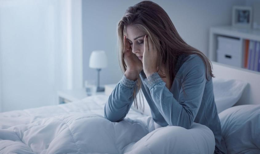 Thức khuya hay mất ngủ cũng là nguyên nhân gây ảnh hưởng đến chu kỳ kinh nguyệt
