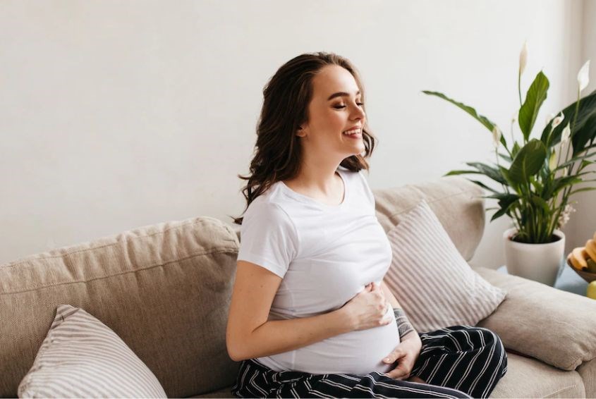 Sau khi ngồi hoặc nằm, mẹ bầu hãy đứng dậy từ từ (Ảnh: Freepik) Sau khi ngồi hoặc nằm, mẹ bầu hãy đứng dậy từ từ (Ảnh: Freepik)