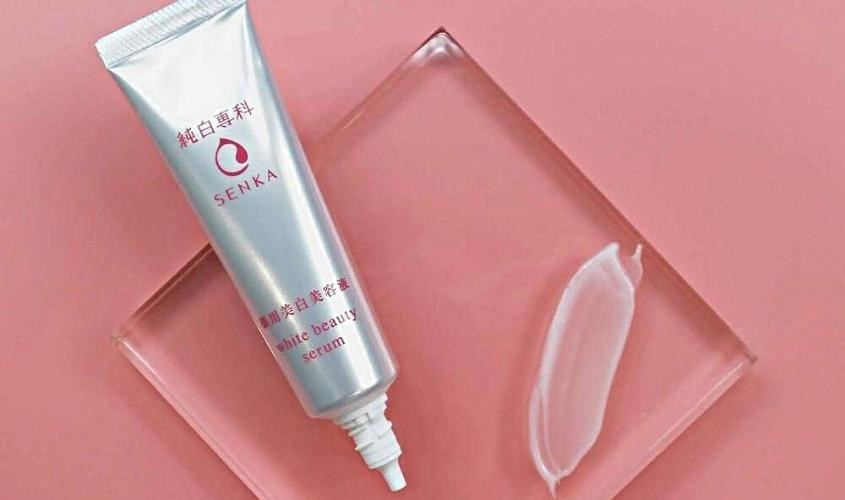 Serum dưỡng trắng da Senka White Beauty đem lại một làn da mềm mại, khoẻ khoắn