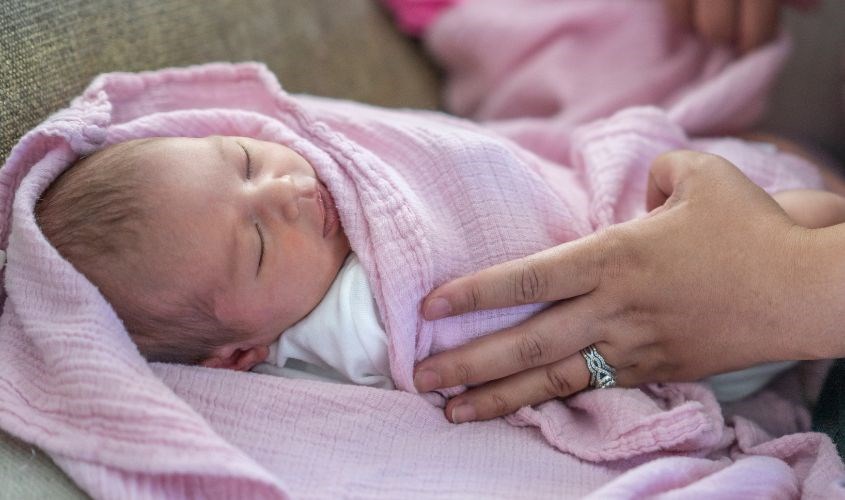 Mẹ không nên quấn tã quá chật cho bé Mẹ không nên quấn tã quá chật cho bé