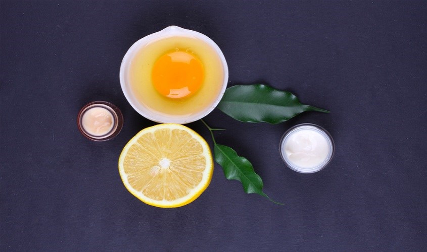 Mặt nạ từ trứng gà và chanh tươi giúp loại bỏ mụn, da sáng hơn