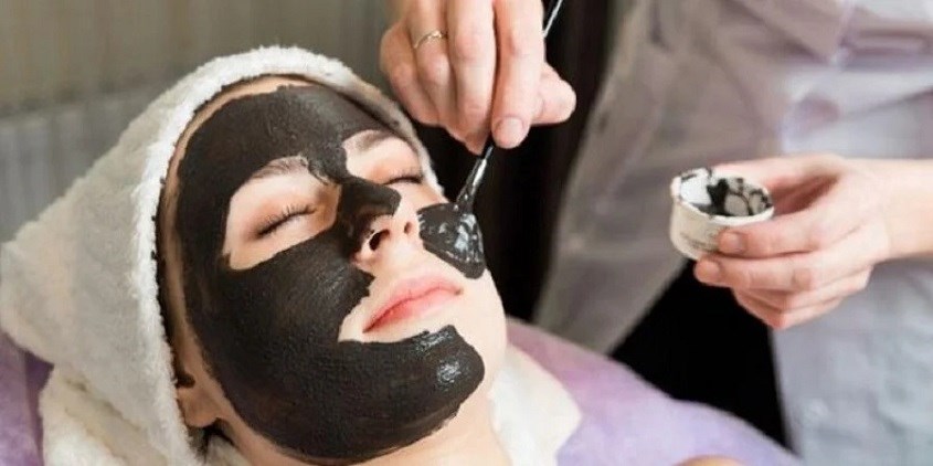 Gel lột mụn bằng than hoạt tính và gelatin giúp da rạng rỡ, giảm thâm mụn