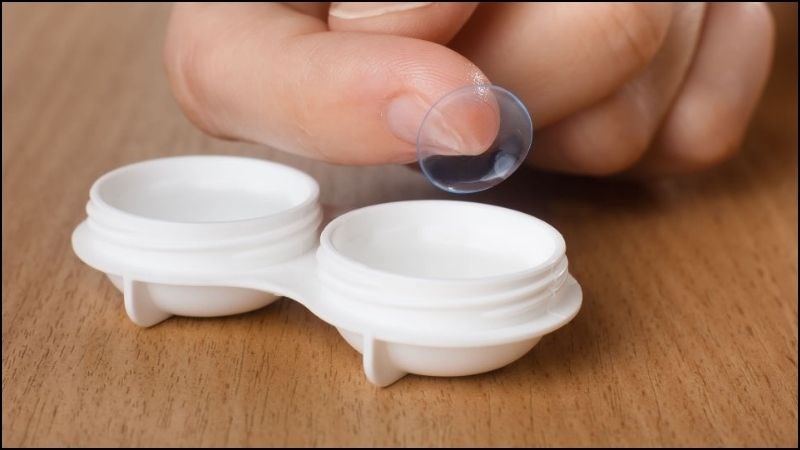 Vệ sinh kính áp tròng thường xuyên giúp ngăn ngừa nhiễm khuẩn mắt Vệ sinh kính áp tròng thường xuyên giúp ngăn ngừa nhiễm khuẩn mắt