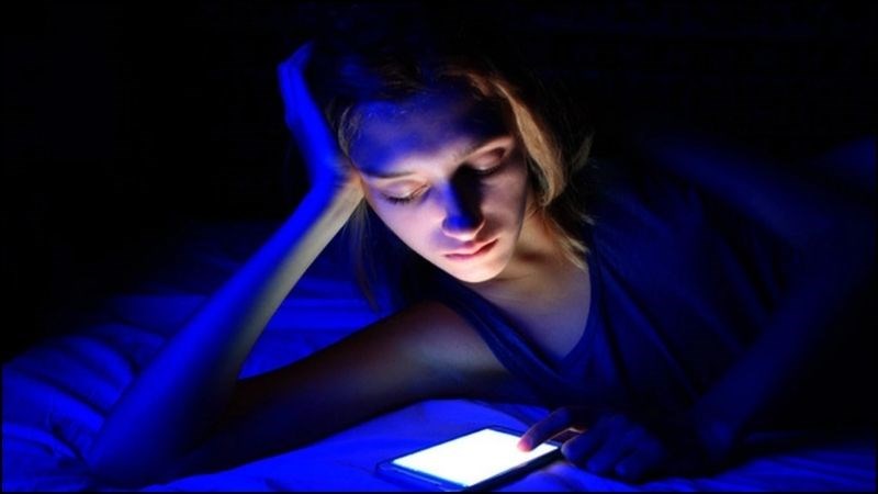 Ánh sáng độc hại từ màn hình điện tử là yếu tố nguy cơ hàng đầu làm giảm thị lực Ánh sáng độc hại từ màn hình điện tử là yếu tố nguy cơ hàng đầu làm giảm thị lực