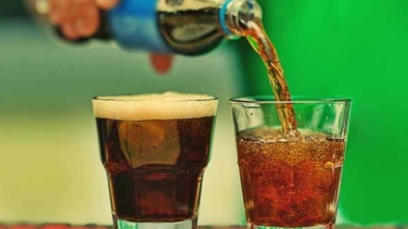 Bị đau mắt đỏ không nên uống nước có ga