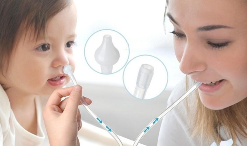 Nên hút mũi cho bé trước khi ăn và khi trẻ còn thức Nên hút mũi cho bé trước khi ăn và khi trẻ còn thức