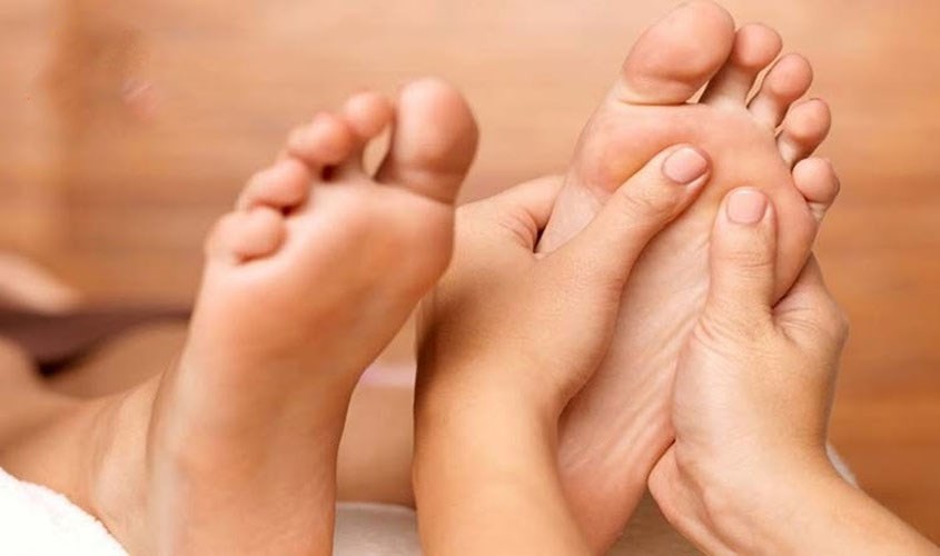 Massage bàn chân để thư giãn, giải toả tinh thần