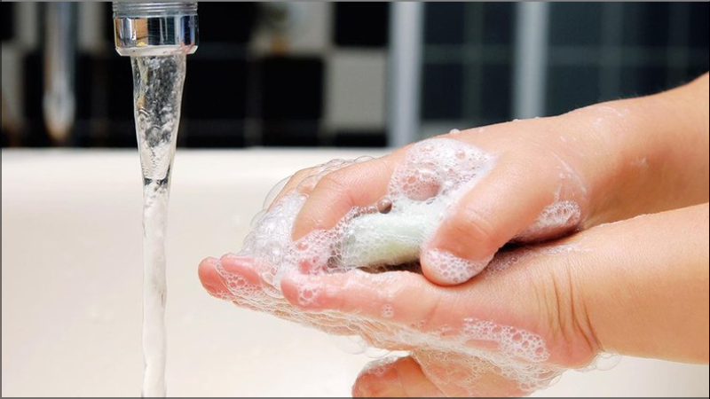 Cần rửa tay hoặc làm sạch vùng lấy máu bằng miếng bông có tẩm cồn trước khi đo