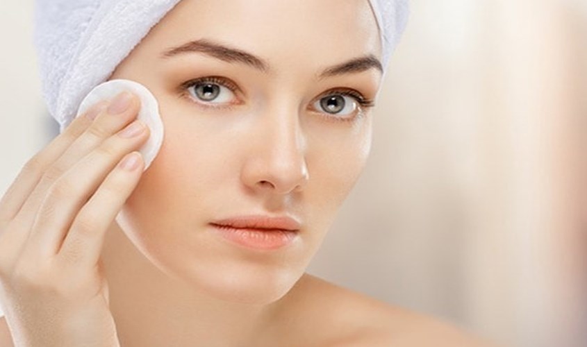 Nước tẩy trang giúp lấy đi bụi bẩn, dầu thừa trên da