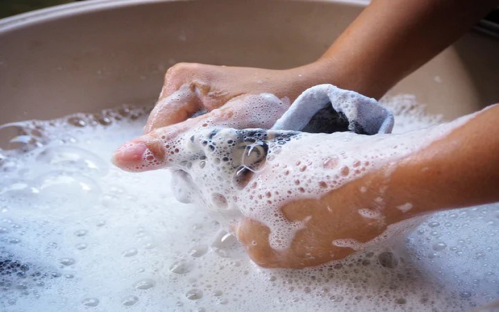 Ưu tiên giặt tay với xà phòng