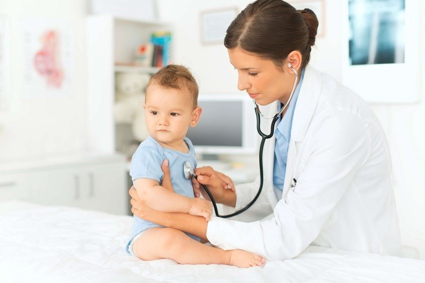 Bác sĩ có chuyên môn sẽ giúp mẹ xoa dịu tình trạng của bé. Nguồn ảnh: mbu