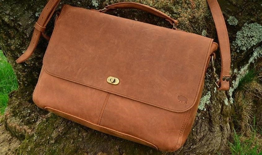 Một chiếc túi làm từ chất liệu Bovine leather