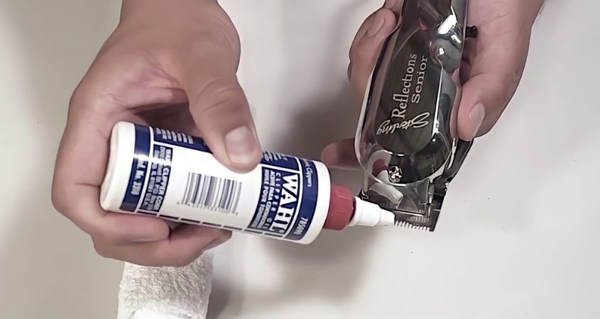 Vặn chặt vít cho tông đơ và tra dầu