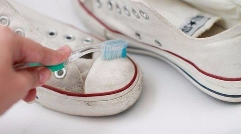 Dùng bàn chải đánh răng để làm sạch sơ bề mặt trước khi vào công đoạn vệ sinh giày