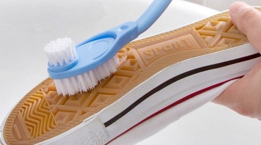 Sử dụng bàn chải có lông mềm để làm sạch đế giày và những kẻ nhỏ khó vệ sinh nhất