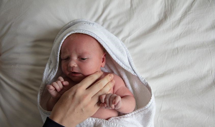 Mẹ không nên quấn khăn quá chật cho bé