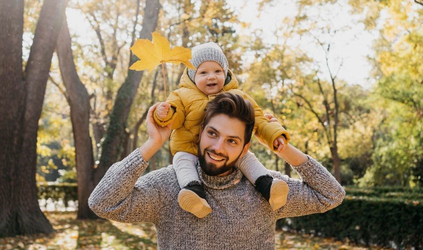 Trẻ làm quen với môi trường bên ngoài khi được đi chơi