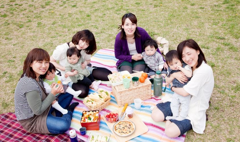 Mẹ nên đưa em bé ra ngoài khi điều kiện thời tiết ổn định