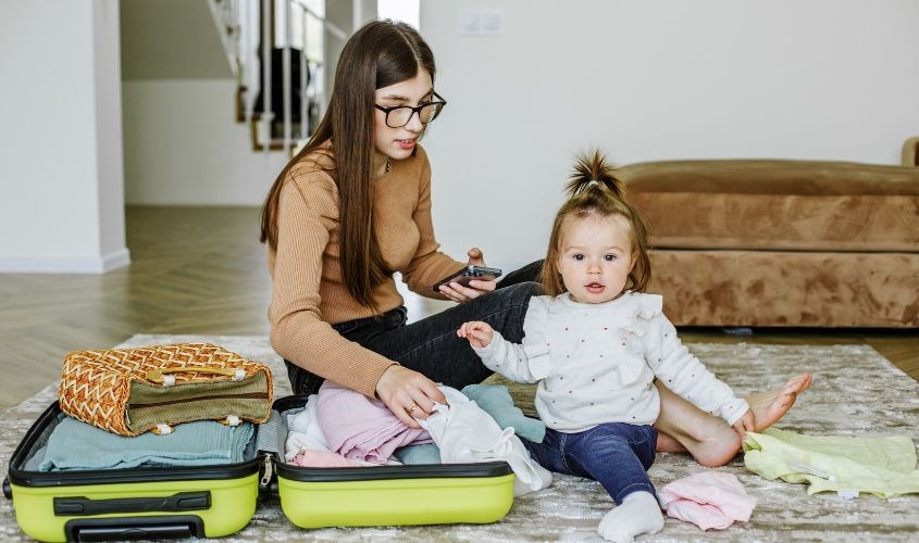 Khi ra ngoài chơi, mẹ nên chuẩn bị đầy đủ vật dụng bé cần