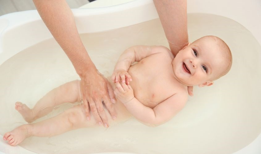 Mẹ nên chuẩn bị nước tắm khoảng 37 độ cho bé trên 1 tuổi go1care
