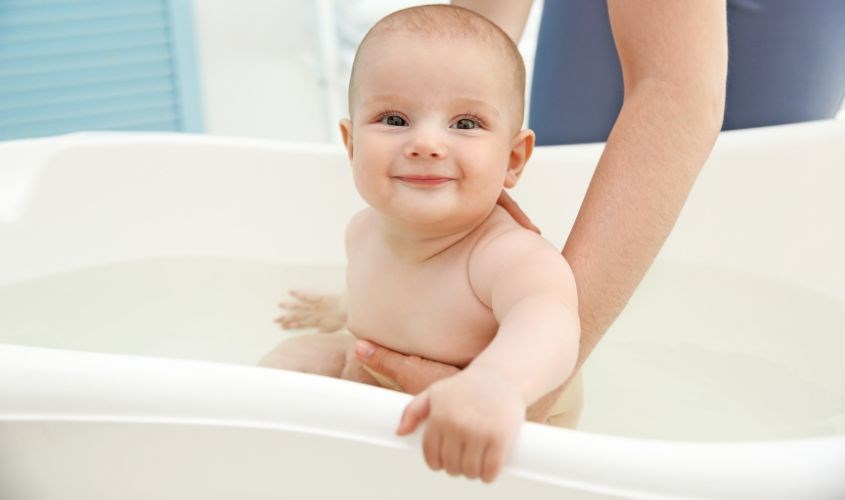 Mẹ nên dặt bé ngồi vững trong chậu trước khi tắm