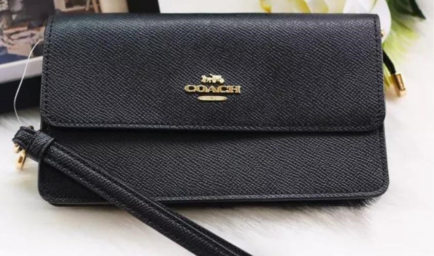 Một chiếc túi làm từ chất liệu Crossgrain leather