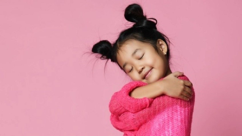 Dạy trẻ tự dành cho bản thân một cái ôm ấm áp.