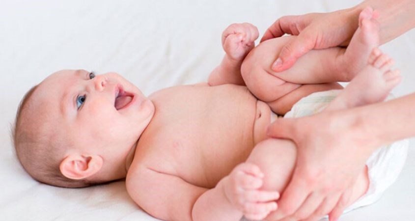 Đợi cho lớp kem khô thẩm thấu hoàn toàn vào da bé. Đợi cho lớp kem khô thẩm thấu hoàn toàn vào da bé.