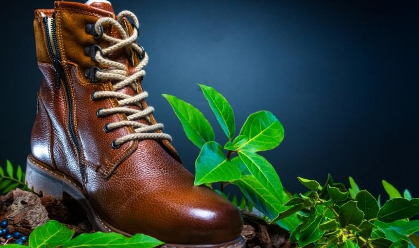 Một chiếc giày được làm từ chất liệu genuine leather