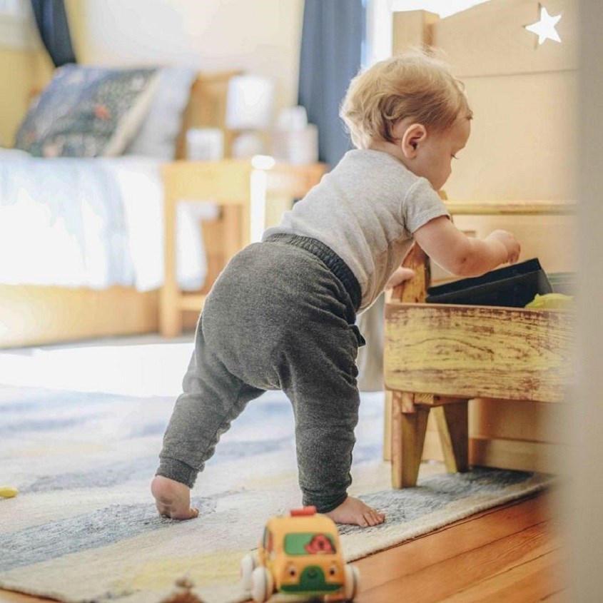 Bé sẽ sẵn sàng đứng để với tay lấy món đồ mình thích. Nguồn ảnh: babycenter