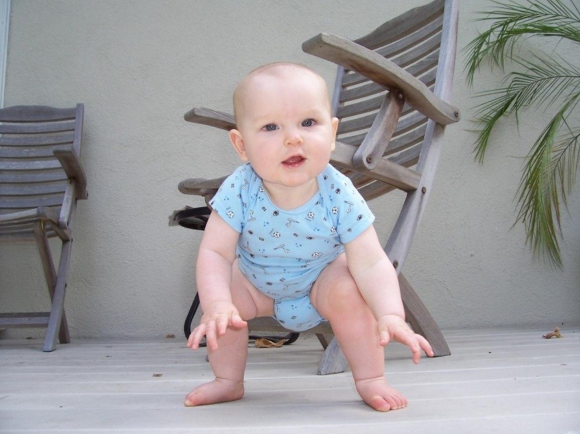 Chú ý các biện pháp an toàn cho bé trong giai đoạn tập đứng. Nguồn ảnh: freepik