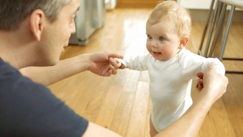 Bác sĩ sẽ giúp mẹ chuẩn đoán chính xác tình trạng phát triển của bé nếu cần. Nguồn ảnh: parents