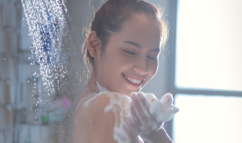 Tắm sữa tắm giúp lấy đi bụi bẩn trên da