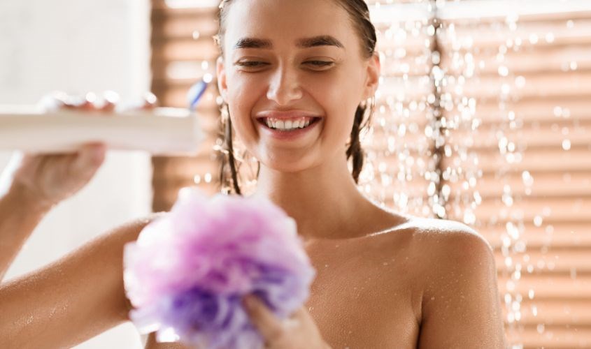  Không thoa sữa tắm trực tiếp lên da