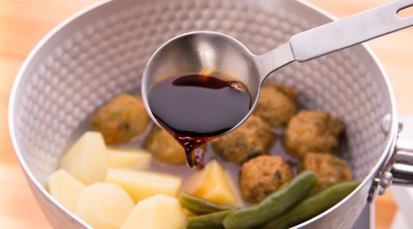 Không nên lạm dụng nước tương trong chế biến đồ ăn.