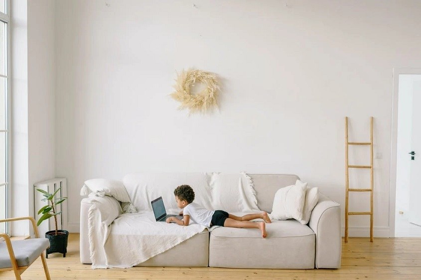 Không nên cho trẻ tiếp xúc thường xuyên với đồ điện tử. 